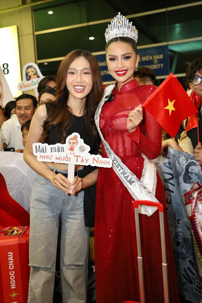Ngọc Châu lên đường thi Miss Universe: Cả dàn Hoa - Á hậu ra tiễn, Thảo Nhi Lê tuyên bố làm 'nhà tài trợ vĩnh viễn' - Ảnh 9.