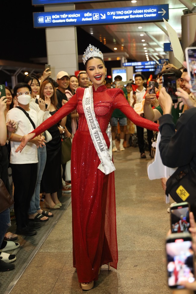 Ngọc Châu lên đường thi Miss Universe: Cả dàn Hoa - Á hậu ra tiễn, Thảo Nhi Lê tuyên bố làm 'nhà tài trợ vĩnh viễn' - Ảnh 4.