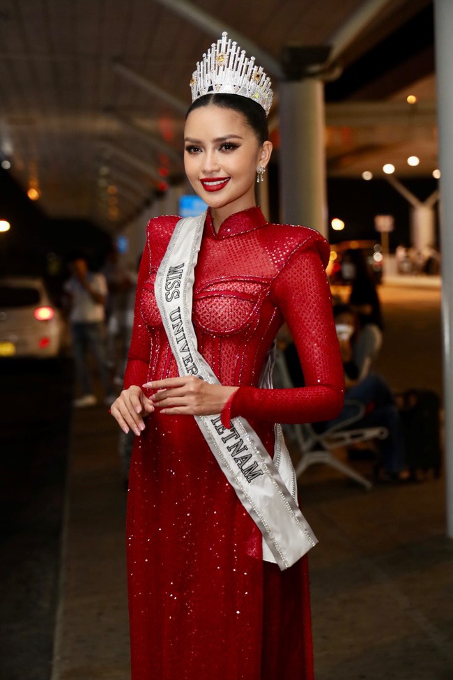 Ngọc Châu lên đường thi Miss Universe: Cả dàn Hoa - Á hậu ra tiễn, Thảo Nhi Lê tuyên bố làm 'nhà tài trợ vĩnh viễn' - Ảnh 2.
