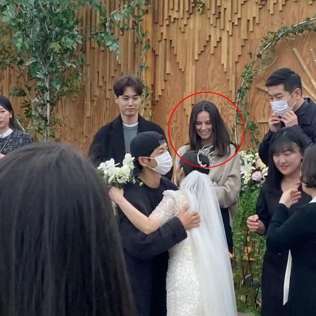 Song Joong Ki đưa bạn gái người Anh ra mắt trong đám cưới bạn, nhan sắc nổi bật giữa đám đông - Ảnh 3.