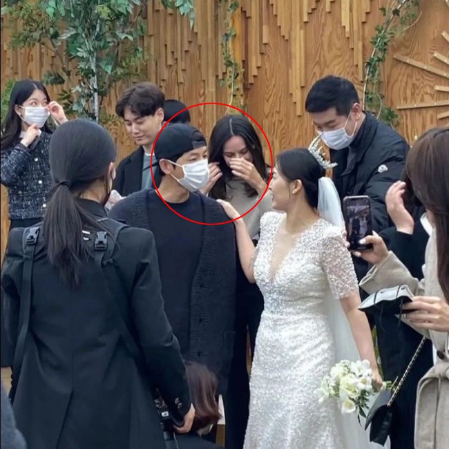Song Joong Ki đưa bạn gái người Anh ra mắt trong đám cưới bạn, nhan sắc nổi bật giữa đám đông - Ảnh 4.