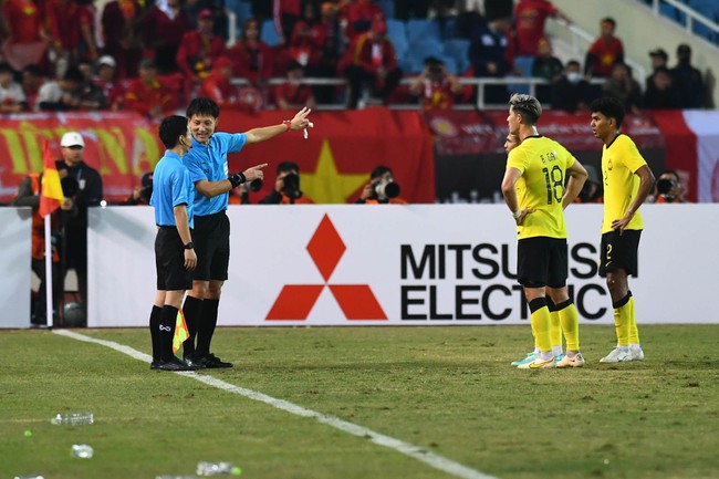 Cầu thủ Malaysia nhận thẻ đỏ vì đánh nguội Văn Hậu ngoài biên - Ảnh 2.