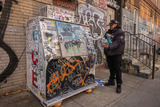 Khung cảnh đường phố New York thu nhỏ qua đôi tay tài hoa của họa sĩ Danny Cortes - Ảnh 4.