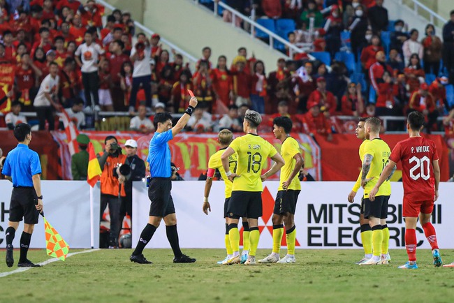 CĐV ngơ ngác không hiểu vì sao cầu thủ Malaysia bị phạt thẻ đỏ - Ảnh 4.