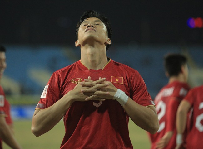 Cầu thủ Malaysia nhận thẻ đỏ vì đánh nguội Văn Hậu ngoài biên - Ảnh 5.