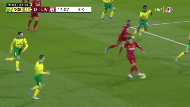 Trong màu áo Liverpool, Firmino đã không ít lần thực hiện những đường chuyền theo kiểu &quot;không cần nhìn&quot;