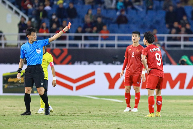 Tin nóng AFF Cup ngày 28/12: Tuyển Việt Nam sang Singapore, thẻ đỏ của Văn Toàn là bài học - Ảnh 3.