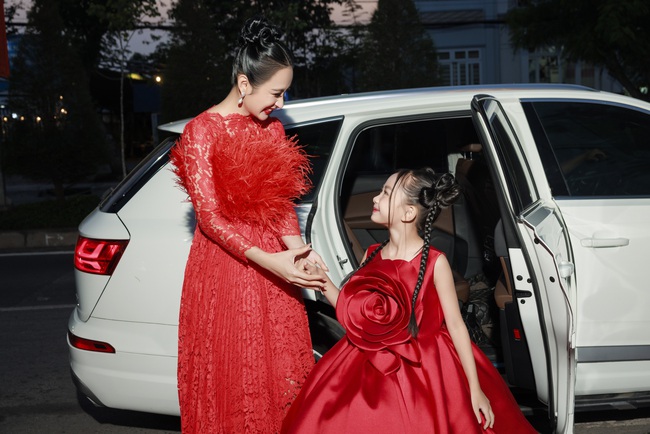 Angela Phương Trinh lần đầu xuất hiện cùng con gái nuôi, gây thót tim với màn đu cần cẩu xuống thảm đỏ - Ảnh 3.