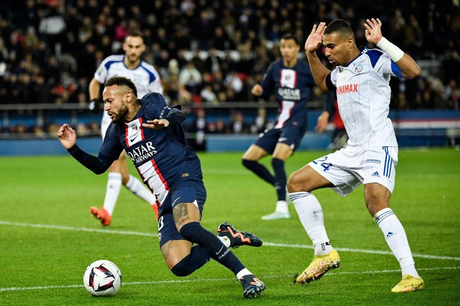 Video bàn thắng trận PSG vs Strasbourg: Neymar thẻ đỏ, Mbappe tỏa sáng phút cuối - Ảnh 3.