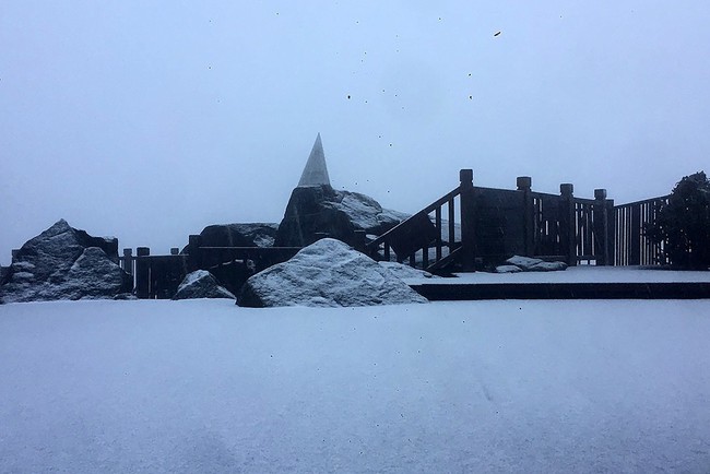 Mưa tuyết xuất hiện tại Sa Pa - Ảnh 1.