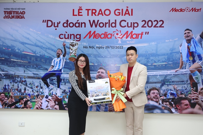 Bà Mai Linh, trợ lý Tổng giám đốc Hệ thống Siêu thị Điện máy Media Mart trao hoa và hiện vật cho người trúng thưởng trận Tứ kết Croatia – Brazil.