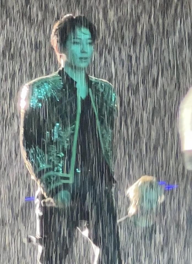 Nhóm nam nhảy đều nhất Kpop biểu diễn liên tục 3 tiếng dưới cơn mưa rào nặng hạt, được khen quá chuyên nghiệp! - Ảnh 4.