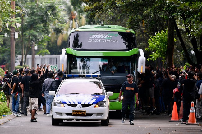 CĐV Indonesia tấn công xe buýt của ĐT Thái Lan - Ảnh 2.