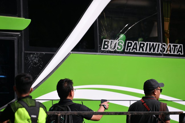 CĐV Indonesia tấn công xe buýt của ĐT Thái Lan - Ảnh 3.