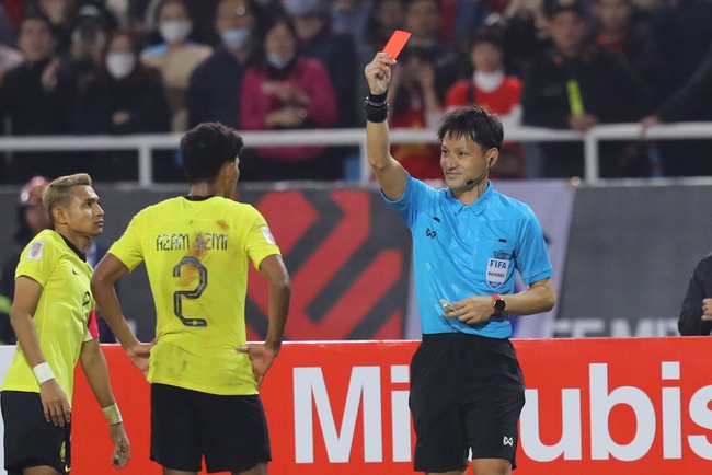 Trọng tài Ryuji Sato rút thẻ đỏ với cầu thủ Azam Azmi của Malaysia - Ảnh: Hoàng Linh