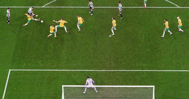 Điểm nhấn Argentina 2–1 Úc: Messi phá kỷ lục của Maradona - Ảnh 2.