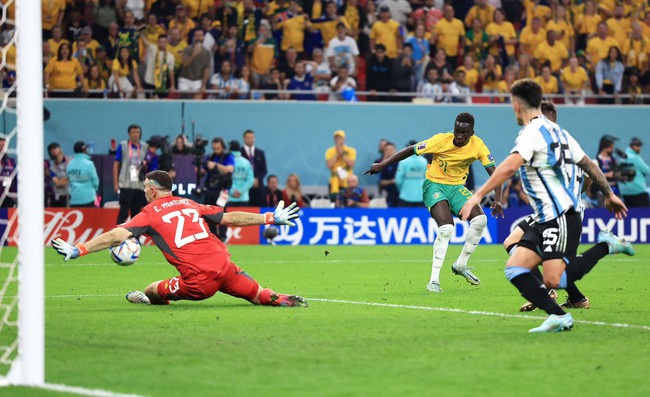 Pha cứu thua tuyệt đỉnh của thủ môn Martinez giúp Argentina vào tứ kết - Ảnh 2.