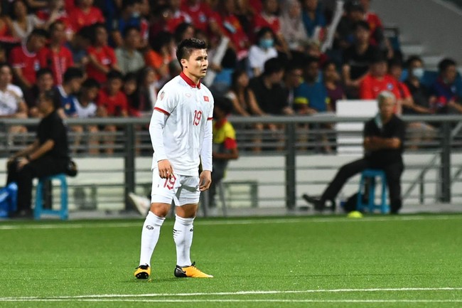 Văn Thanh bị cầu thủ Singapore chơi xấu nhưng trọng tài không thổi phạt - Ảnh 3.