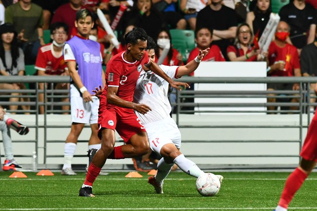 Văn Thanh bị cầu thủ Singapore chơi xấu nhưng trọng tài không thổi phạt - Ảnh 1.