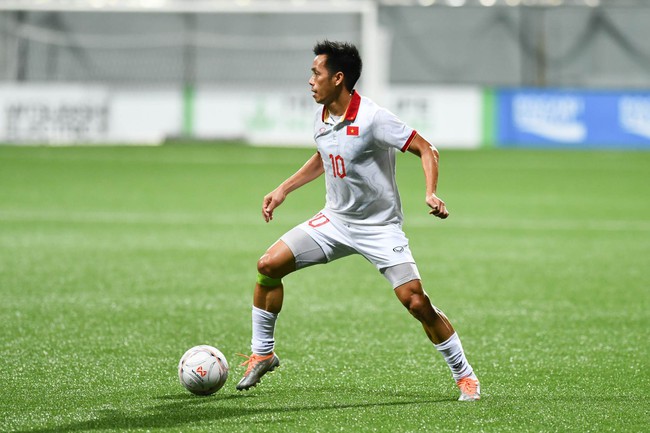 Văn Thanh bị cầu thủ Singapore chơi xấu nhưng trọng tài không thổi phạt - Ảnh 5.