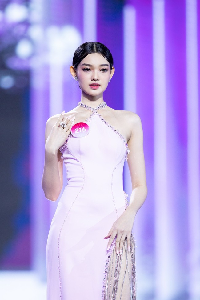 Dân tình đào lại màn ứng xử “đi vào lòng đất” của Bé Quyên, hiểu ngay lý do vì sao trượt Top 5 Hoa hậu Việt Nam 2022 - Ảnh 3.
