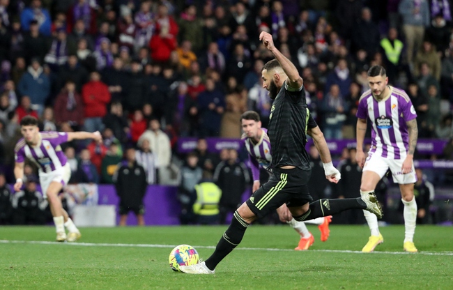 Video bàn thắng trận Valladolid vs Real Madrid: Benzema lập cú đúp giúp Real chiếm ngôi đầu bảng - Ảnh 3.
