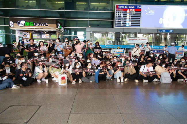 Độc quyền: Ngôi sao hàng đầu K-pop CL chính thức đến Việt Nam, fan tập trung kín sân bay đón thần tượng - Ảnh 1.