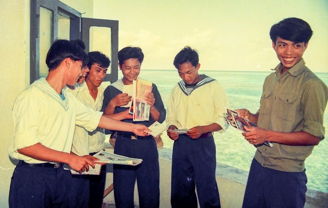 Cuộc đời sau ống kính: Lính đảo Trường Sa nhận thư nhà - Ảnh 1.