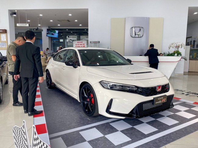 Honda Civic Type R giá gần 2,4 tỷ đồng tại Việt Nam: Đắt gấp rưỡi BMW 330i lắp ráp, ngang C 300 nhập - Ảnh 2.