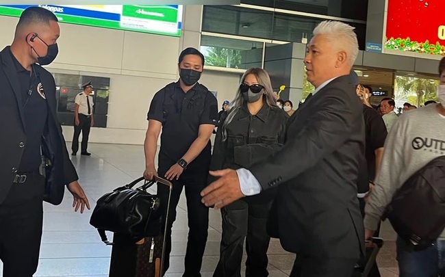 'Pro5' vệ sĩ cho CL khi sang Việt Nam: Hóa ra là diễn viên nổi tiếng, được Mỹ Tâm gọi là bố - Ảnh 1.