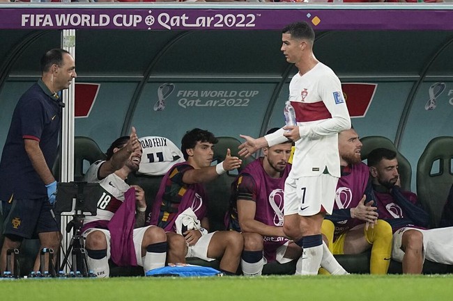 Tin nóng bóng đá sáng 5/12: 70% CĐV Bồ Đào Nha không muốn Ronaldo đá chính - Ảnh 2.