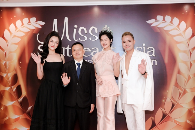 Hoa hậu Nông Thuý Hằng xuất hiện với mái tóc tém lạ mắt tại Hoa hậu doanh nhân Đông Nam Á 2023 - Ảnh 1.