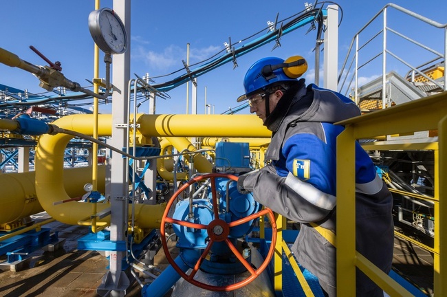 Thị trường năng lượng sẽ bị xáo trộn khi EU áp giá trần đối với dầu của Nga - Ảnh 2.