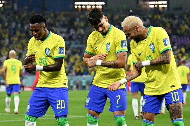 Cầu thủ Brazil ăn mừng bàn thắng vào lưới Hàn Quốc bằng những điệu nhảy truyền thống