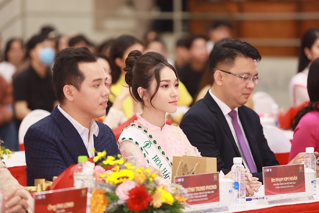 Hoa hậu Phạm Kim Ngân làm giám khảo cuộc thi Nét đẹp Sư phạm 2022 - Ảnh 1.