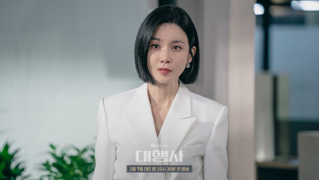 'Agency' tung loạt tạo hình tổng tài của 'mợ út' Lee Bo Young - Ảnh 2.