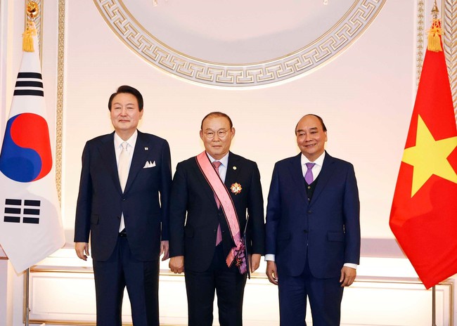 HLV Park Hang Seo nhận huân chương ngoại giao từ Tổng thống Hàn Quốc - Ảnh 2.
