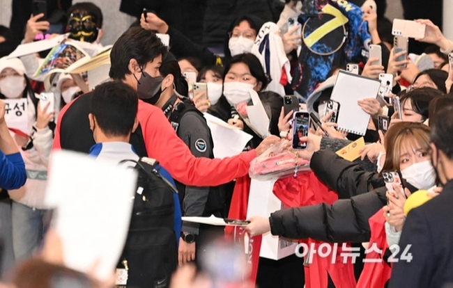 Sau World Cup, tuyển Hàn Quốc được chào đón như người hùng khi về nước - Ảnh 2.