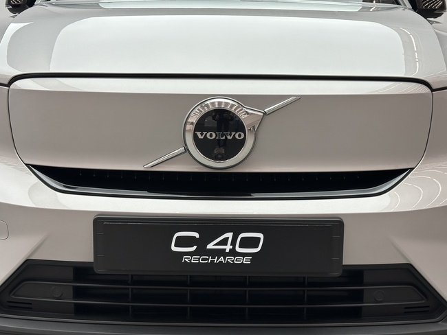 Volvo C40 Recharge 2023 sắp bán tại Việt Nam: SUV điện dáng lạ, giá quy đổi 1,9 tỷ đồng tại Thái Lan - Ảnh 4.