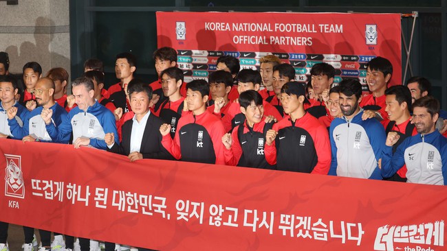Sau World Cup, tuyển Hàn Quốc được chào đón như người hùng khi về nước - Ảnh 1.
