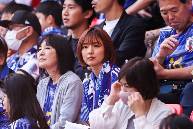 Bà xã người mẫu gửi lời động viên tiền vệ Gaku Shibasaki sau kỳ World Cup đáng nhớ - Ảnh 1.