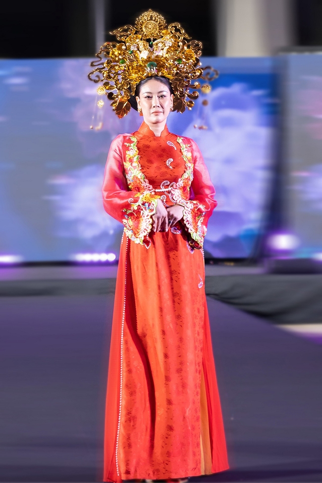 Hoa hậu Thùy Tiên đội mấn 10kg diễn vedette BST lụa của NTK Ngô Nhật Huy - Ảnh 2.