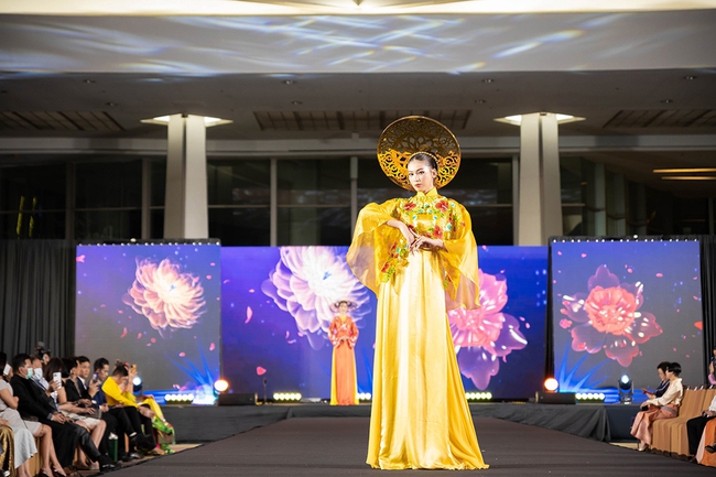 Hoa hậu Thùy Tiên đội mấn 10kg diễn vedette BST lụa của NTK Ngô Nhật Huy - Ảnh 10.