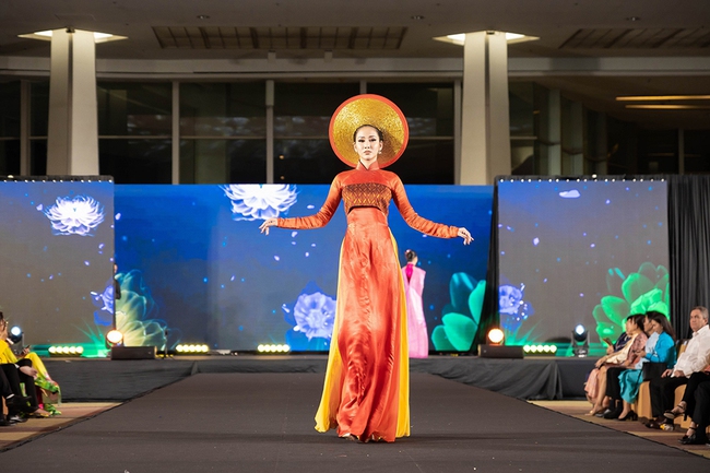 Hoa hậu Thùy Tiên đội mấn 10kg diễn vedette BST lụa của NTK Ngô Nhật Huy - Ảnh 11.