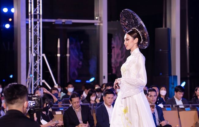 Hoa hậu Thùy Tiên đội mấn 10kg diễn vedette BST lụa của NTK Ngô Nhật Huy - Ảnh 4.