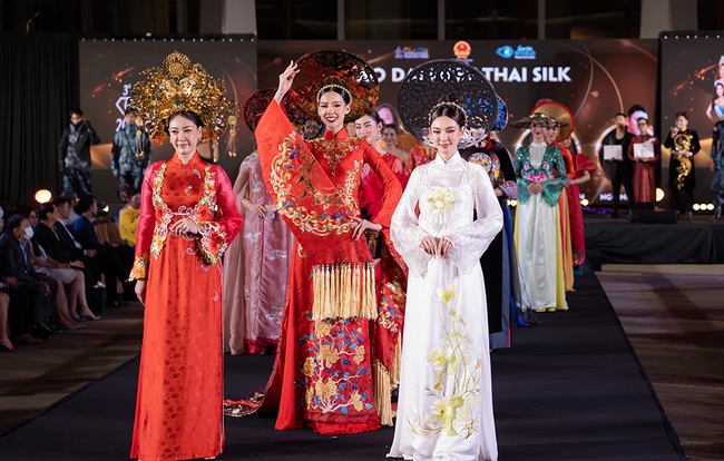Hoa hậu Thùy Tiên đội mấn 10kg diễn vedette BST lụa của NTK Ngô Nhật Huy - Ảnh 7.