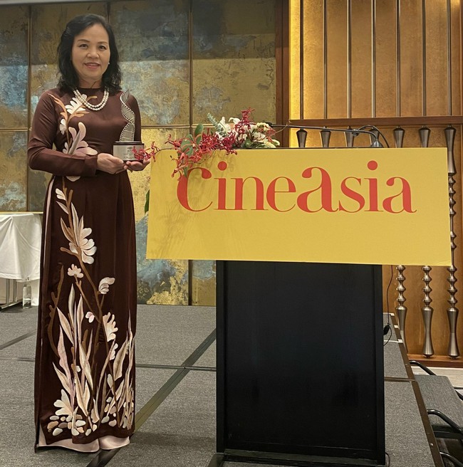 TS Ngô Phương Lan nhận giải thưởng CineAsia tại Thái Lan - Ảnh 1.