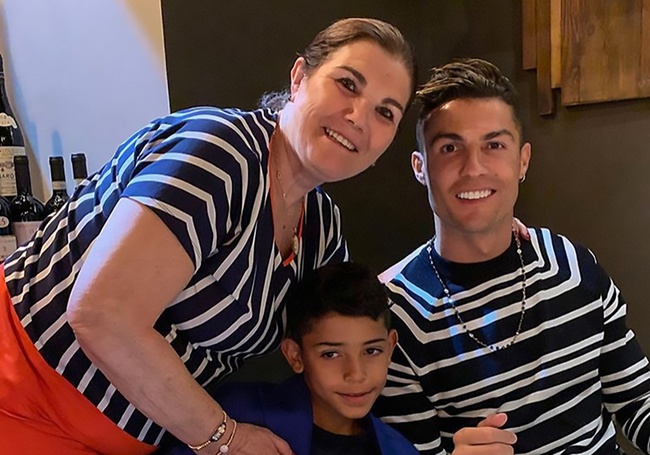 Cuộc đời đầy nước mắt của mẹ Ronaldo: Từng muốn chạy trốn khỏi chính căn nhà của mình, dành dụm từng đồng để nuôi đam mê của con - Ảnh 2.