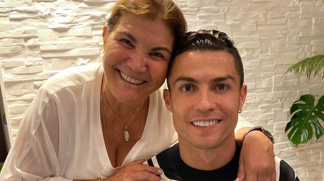 Cuộc đời đầy nước mắt của mẹ Ronaldo: Từng muốn chạy trốn khỏi chính căn nhà của mình, dành dụm từng đồng để nuôi đam mê của con - Ảnh 1.