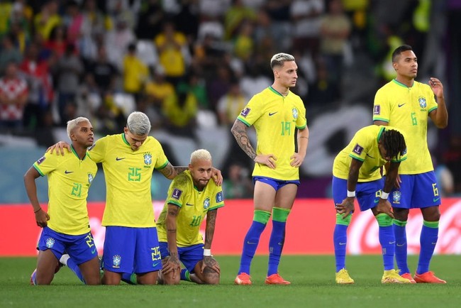 Neymar khóc nức nở khi Brazil thua cay đắng trước Croatia - Ảnh 1.